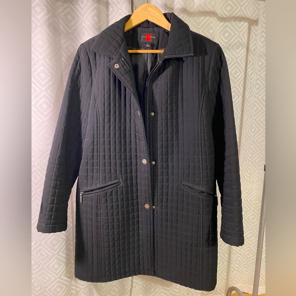 Gallery women’s black, quilted winter coat. Large.